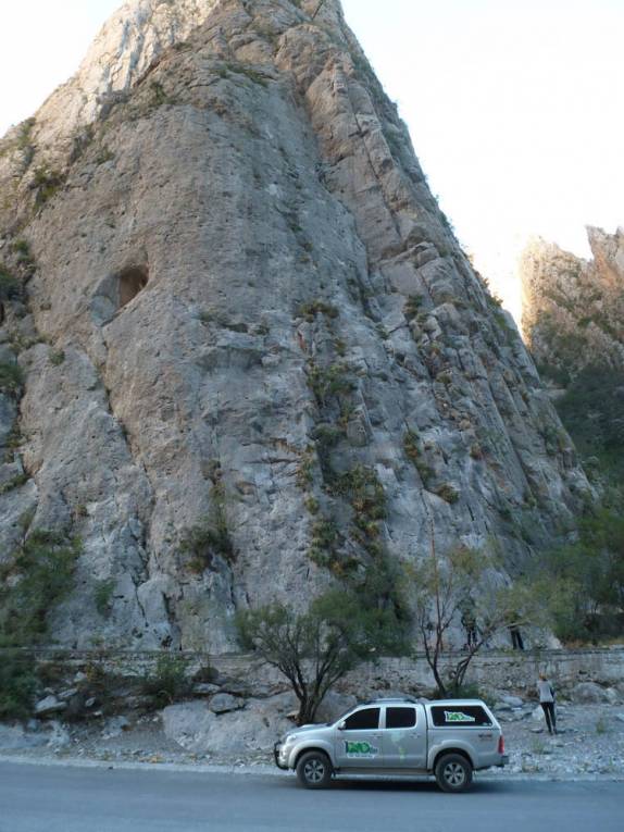 Fiona estacionada em frente ao local da nossa primeira escalada, em Potrero Chico, no nordeste do México